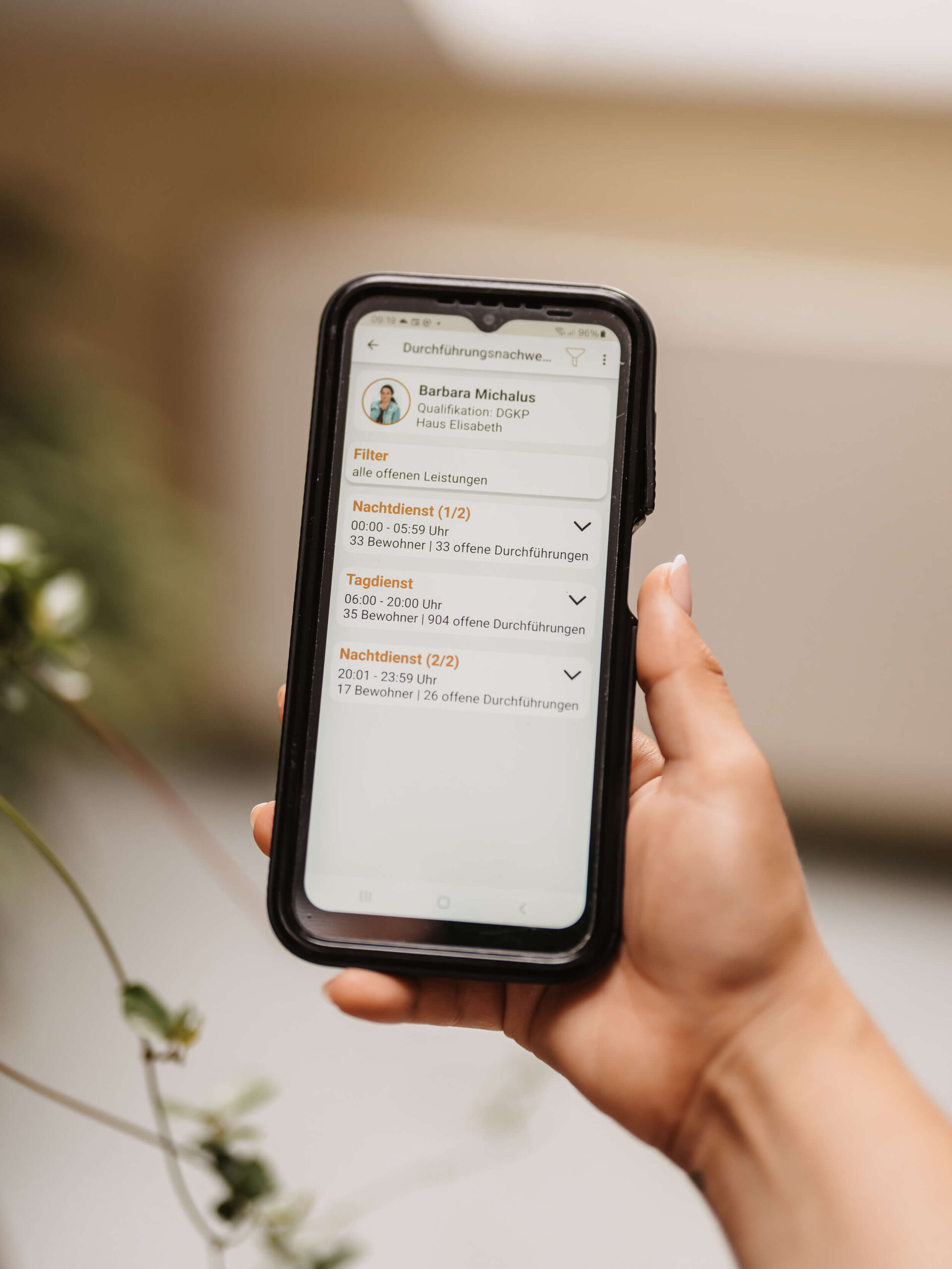 Smartphone mit SanoCon-App für mobile Pflegedokumentation
