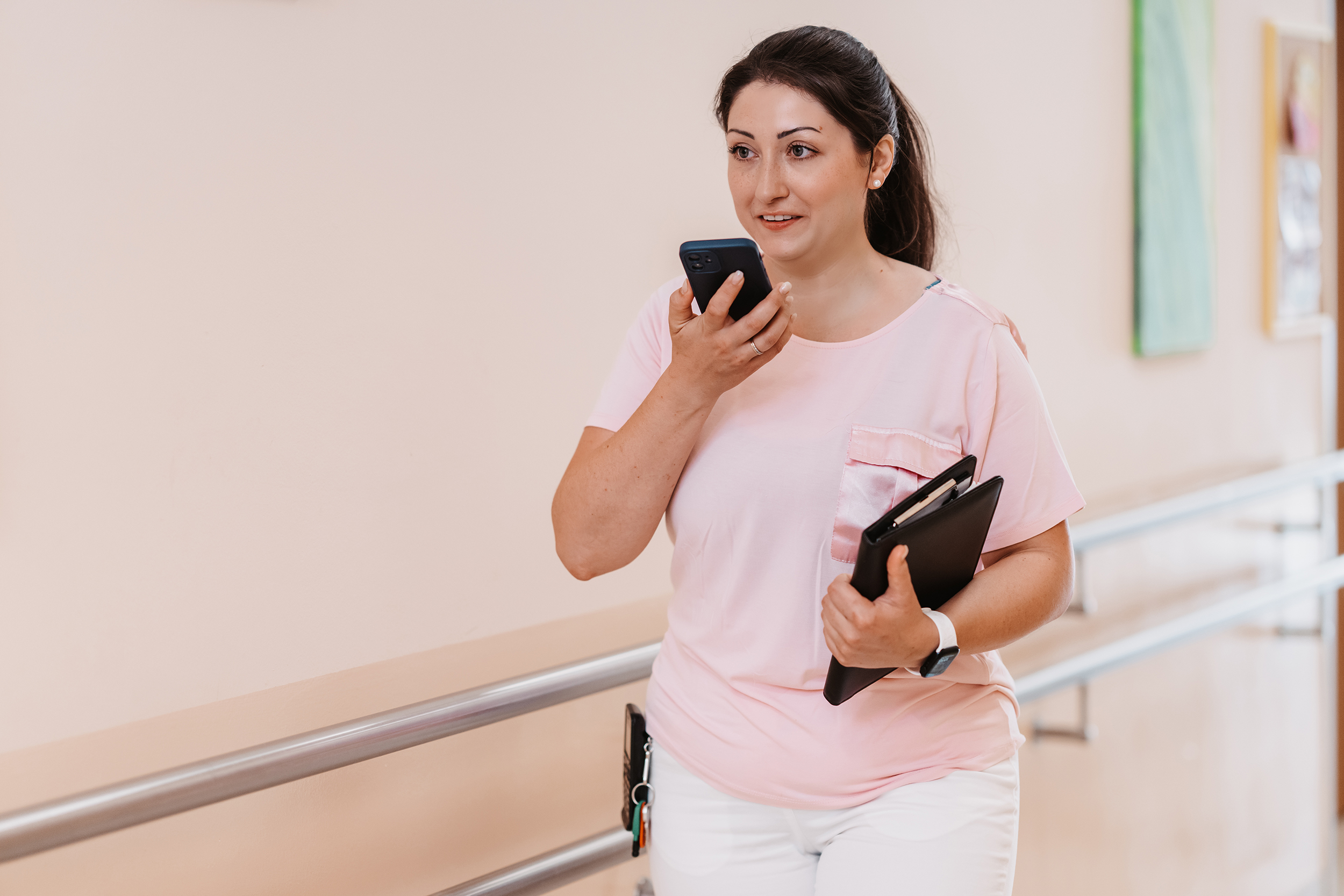 Pflegekraft spricht ins Smartphone und nutzt Sprachdokumentation