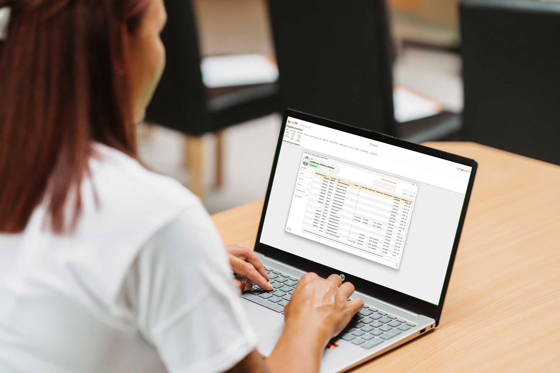 Pflegekraft arbeitet am Laptop mit ELGA-angebundenen Pflegedaten