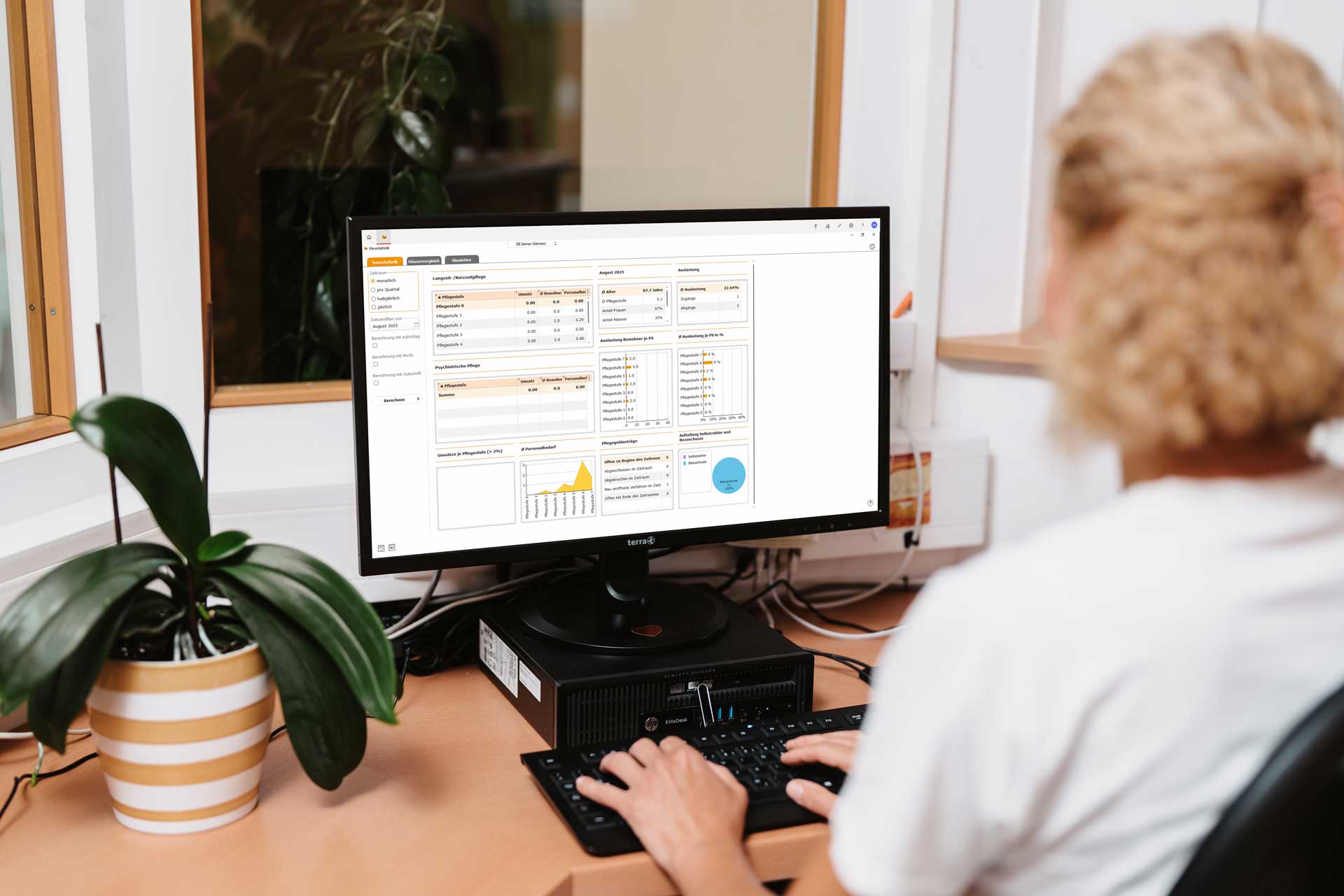 Pflegekraft arbeitet am Computer im Büro