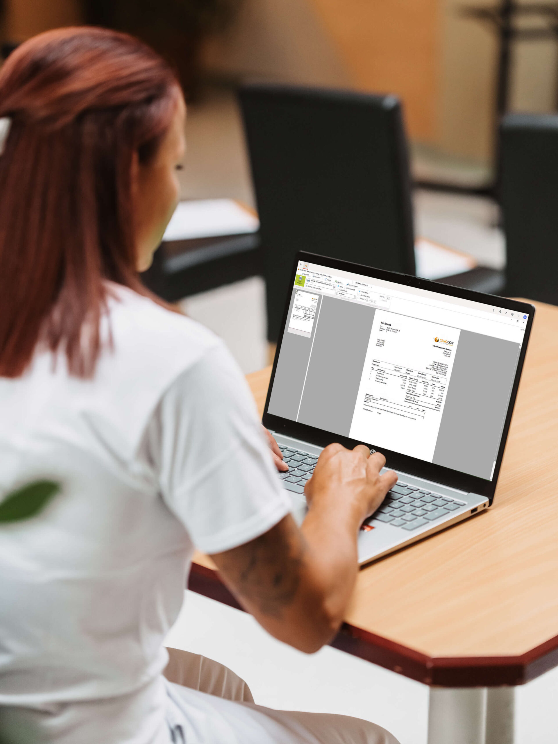 Pflegekraft arbeitet mit Abrechnungsmodul am Laptop.