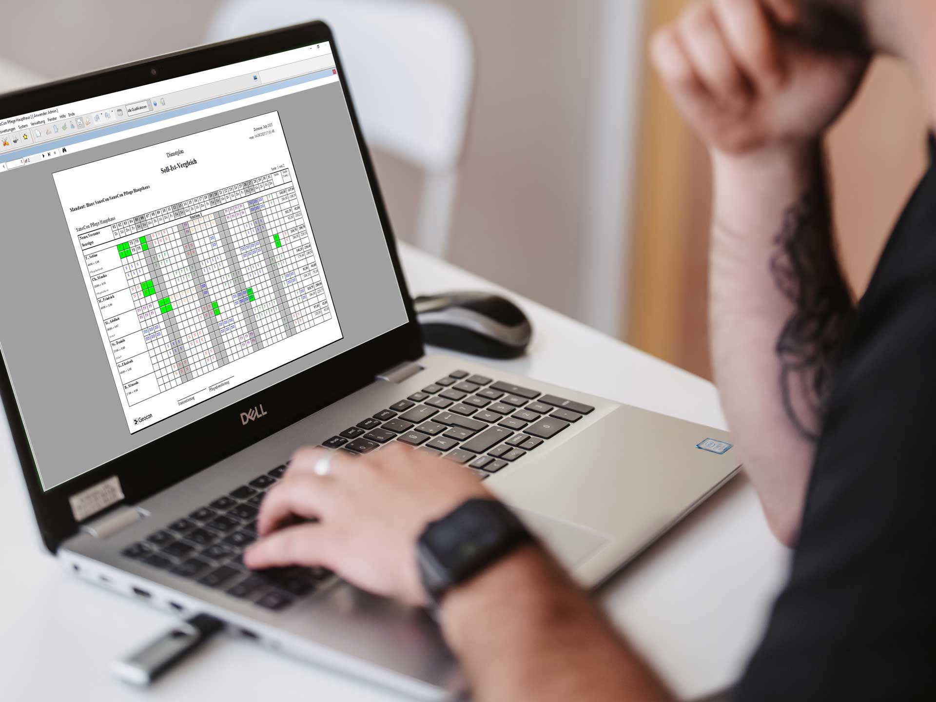 Mitarbeiter arbeitet am Laptop mit Software für Abrechnung und Finanzdaten