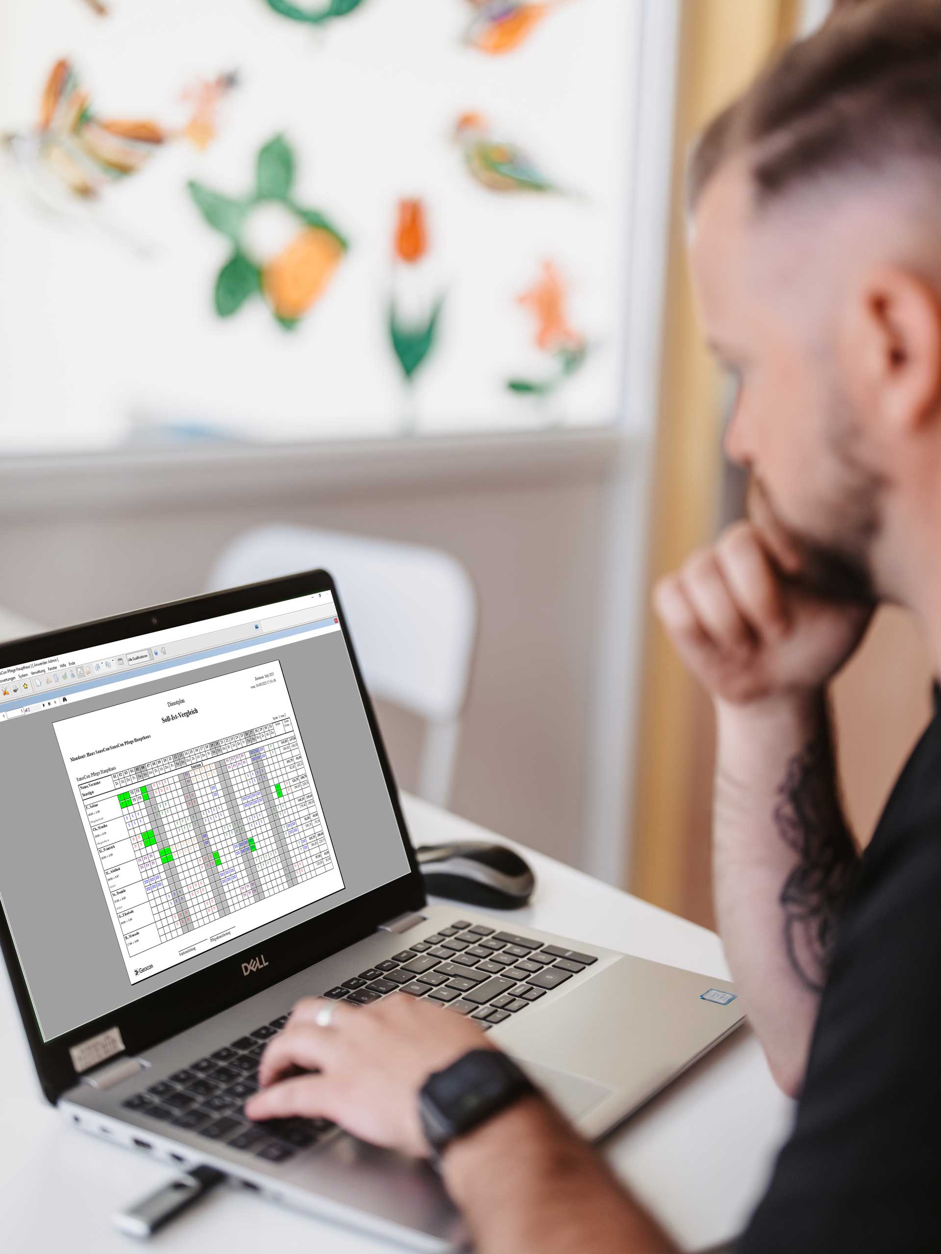 Mitarbeiter arbeitet am Laptop mit Software für Dienst- und Ressourcenplanung