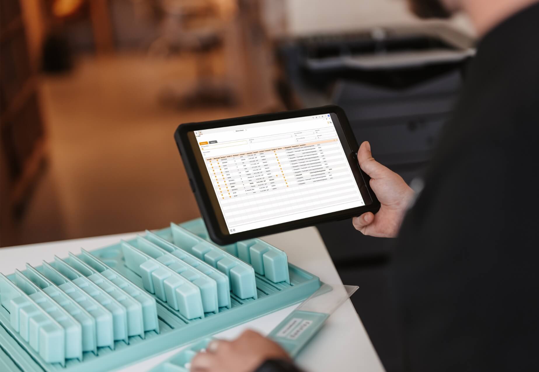 Pflegekraft arbeitet mit Tablet zur strukturierten Pflegedokumentation