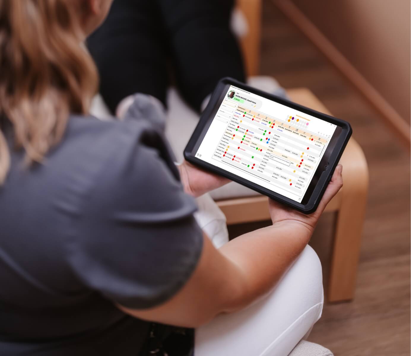 Pflegekraft dokumentiert eine Wunde mit Tablet und Foto