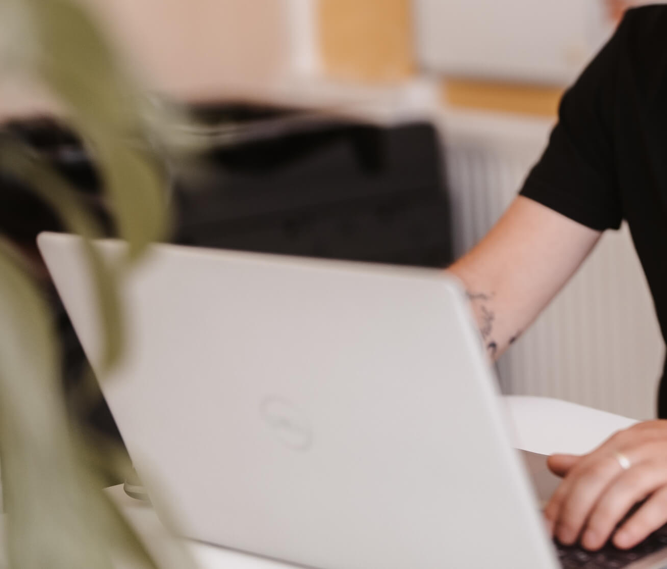 Mitarbeiterin erfasst Stammdaten eines Bewohners am Computer