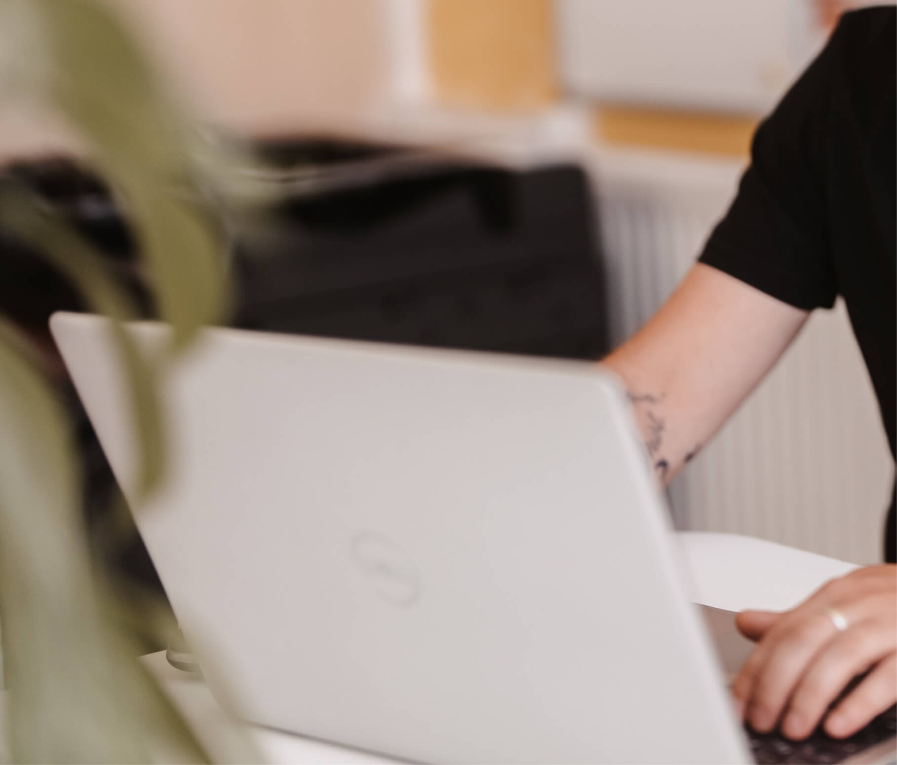 Pflege- oder Leitungsteam arbeitet gemeinsam mit einer Software am Computer