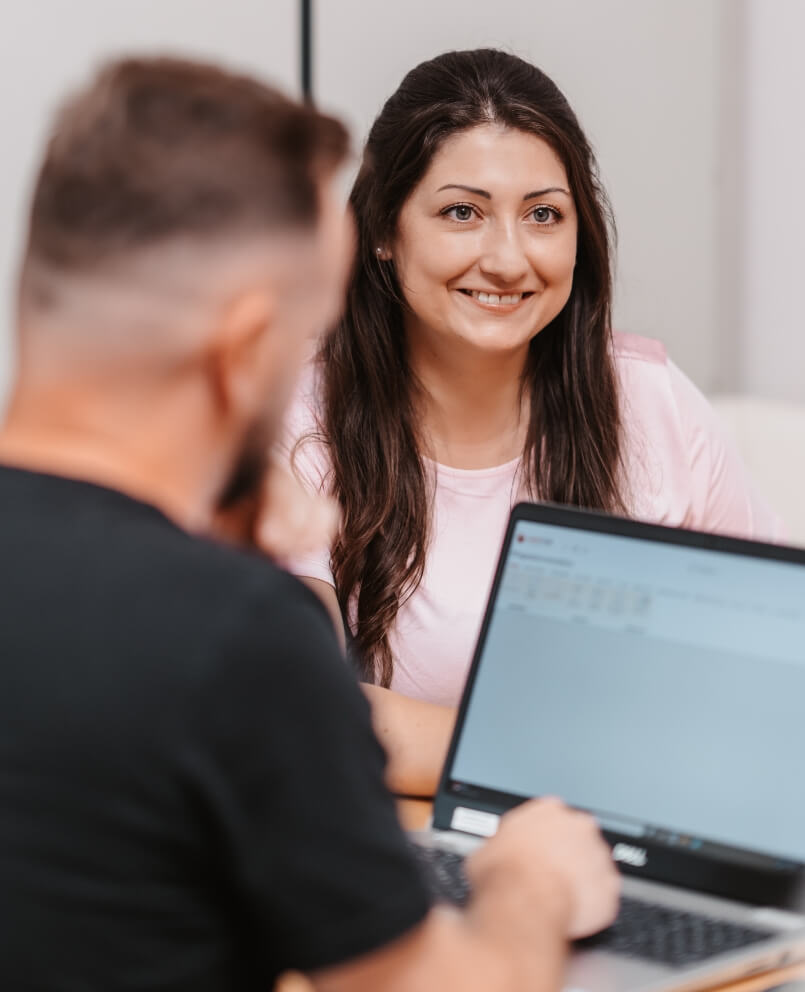Pflegeteam arbeitet gemeinsam am Computer mit Unterlagen