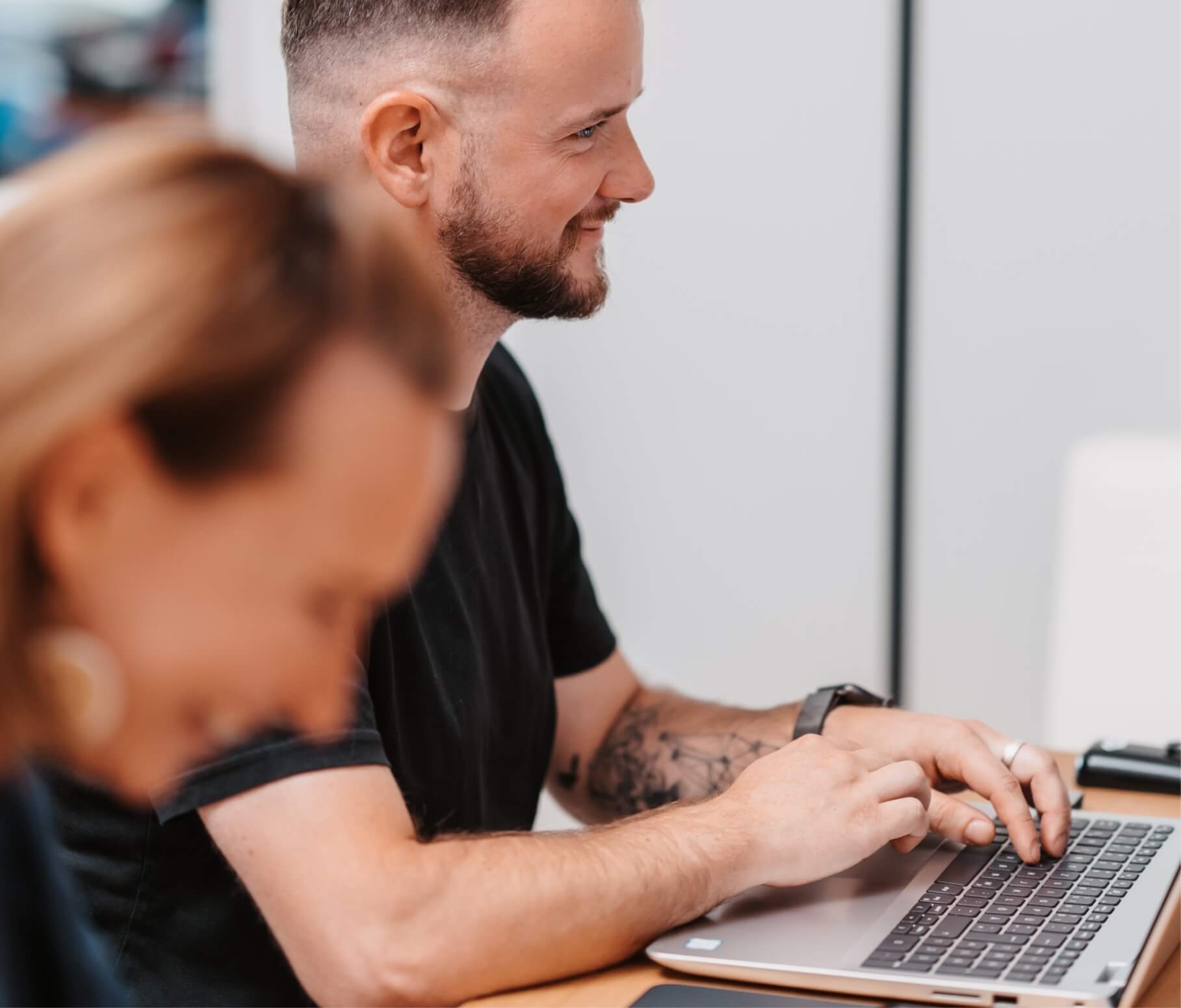 Mitarbeiter passt Dienst- oder Abrechnungsplanung flexibel am Computer an