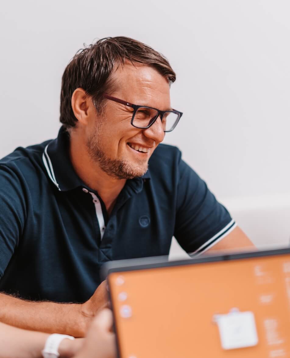 Pflegeteam bespricht Entscheidungen mit Laptop und Unterlagen