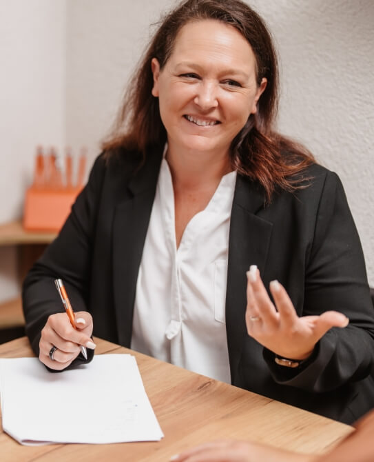 Beraterin von SanoCon im persönlichen Gespräch mit einer Kundin