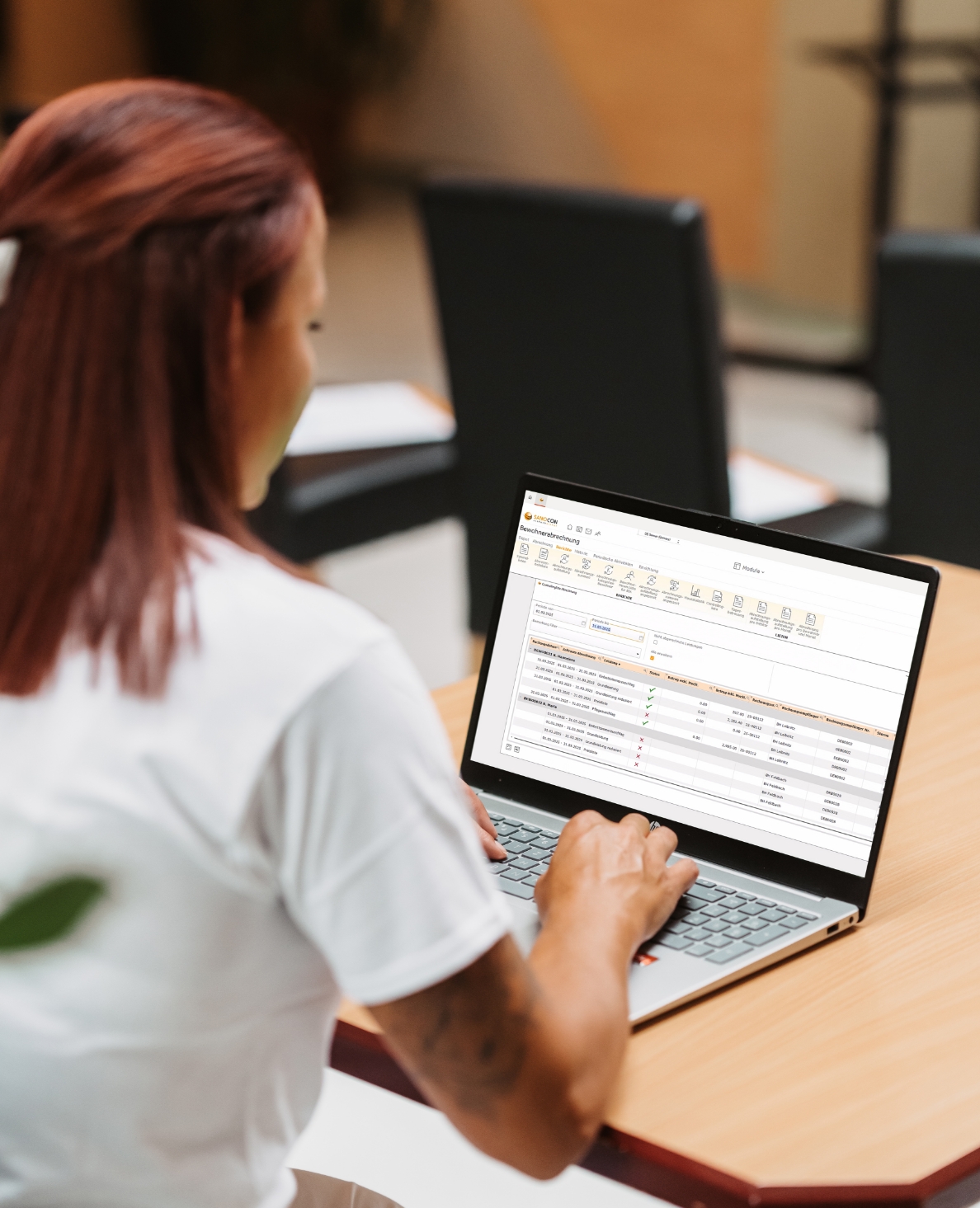 Mitarbeiterin arbeitet am Laptop mit Fokus auf digitale Gesundheitsdaten und ELGA-Anbindung